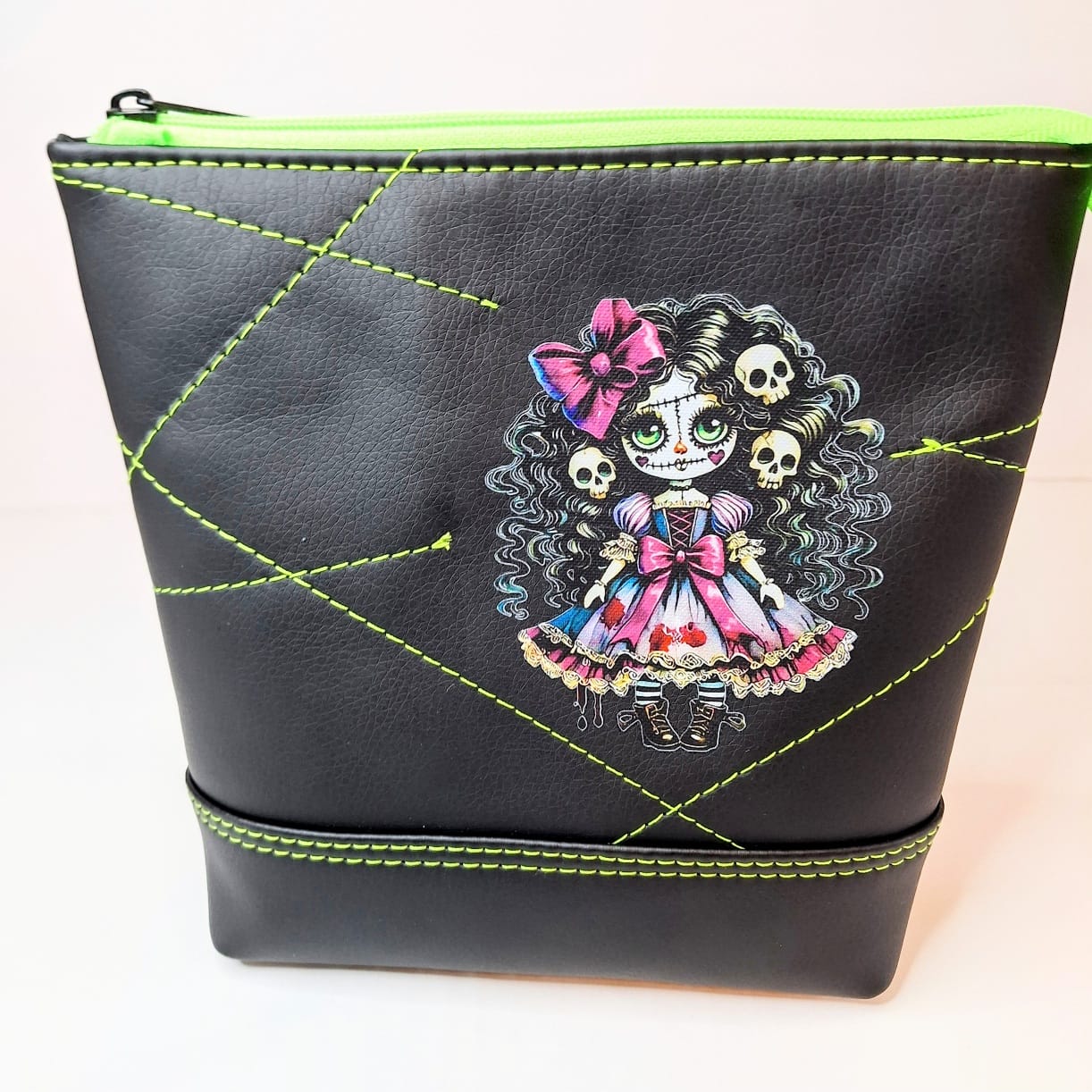 Kosmetiktasche Deadly Doll – Kosmetiktasche aus Kunstleder | Schminktasche mit Gothic-Doll-Motiv | Handmade mit Baumwollfutter