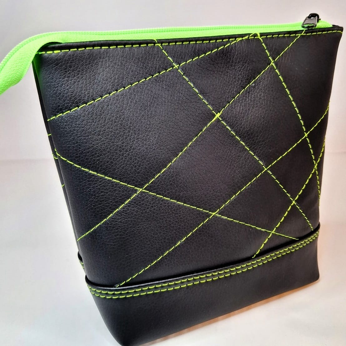 Kosmetiktasche Deadly Doll – Kosmetiktasche aus Kunstleder | Schminktasche mit Gothic-Doll-Motiv | Handmade mit Baumwollfutter