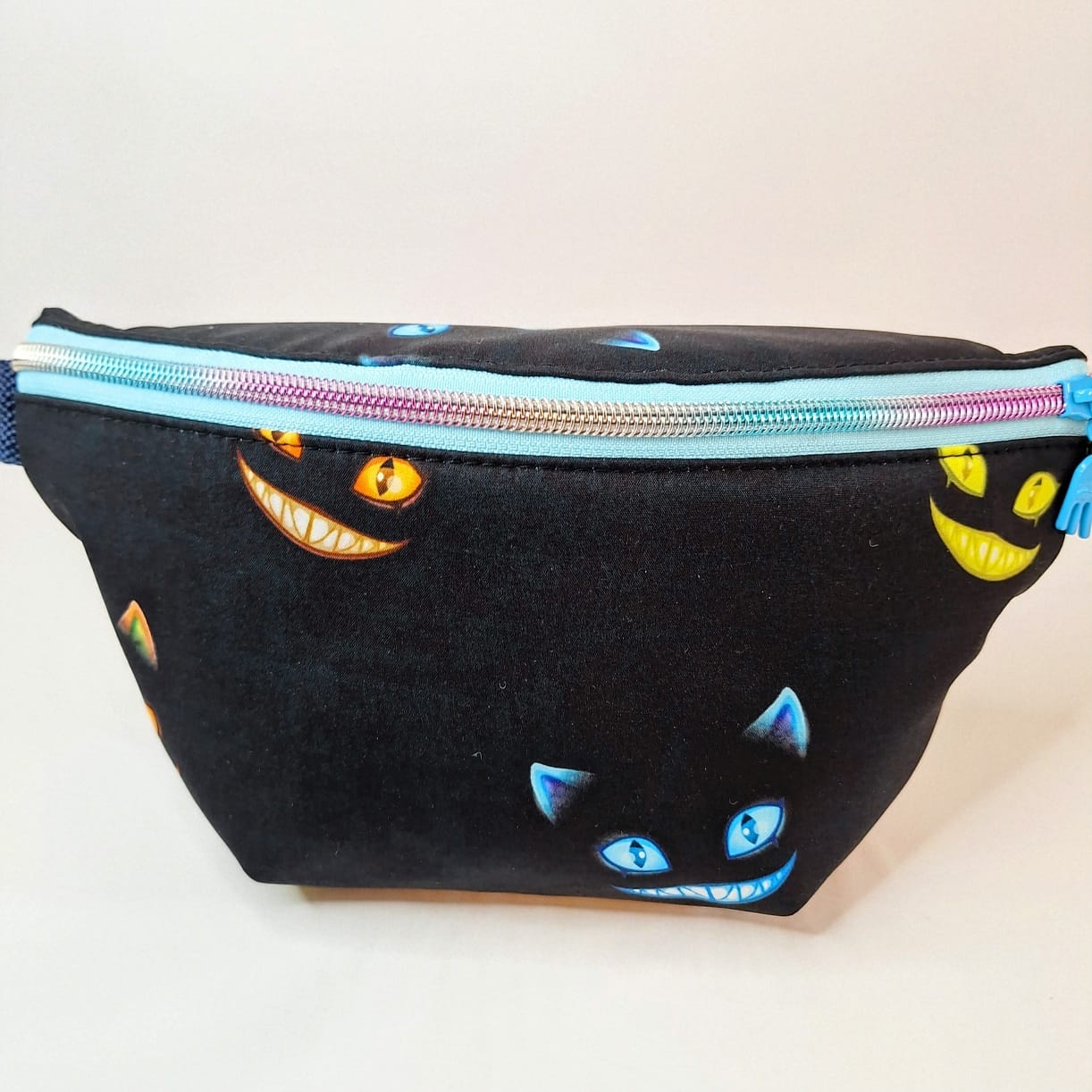 Grinsekatze – Kleine Bauchtasche aus Softshell | Hüfttasche mit Regenbogenreißverschluss & Katzenprint