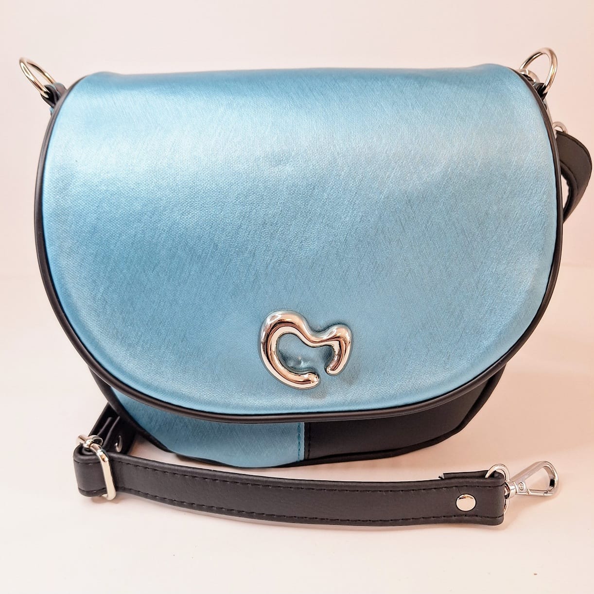 Ice Kiss – Kleine Umhängetasche Damen | Saddle Bag in Eisblau | Kunstleder Tasche mit silbernem Herzverschluss