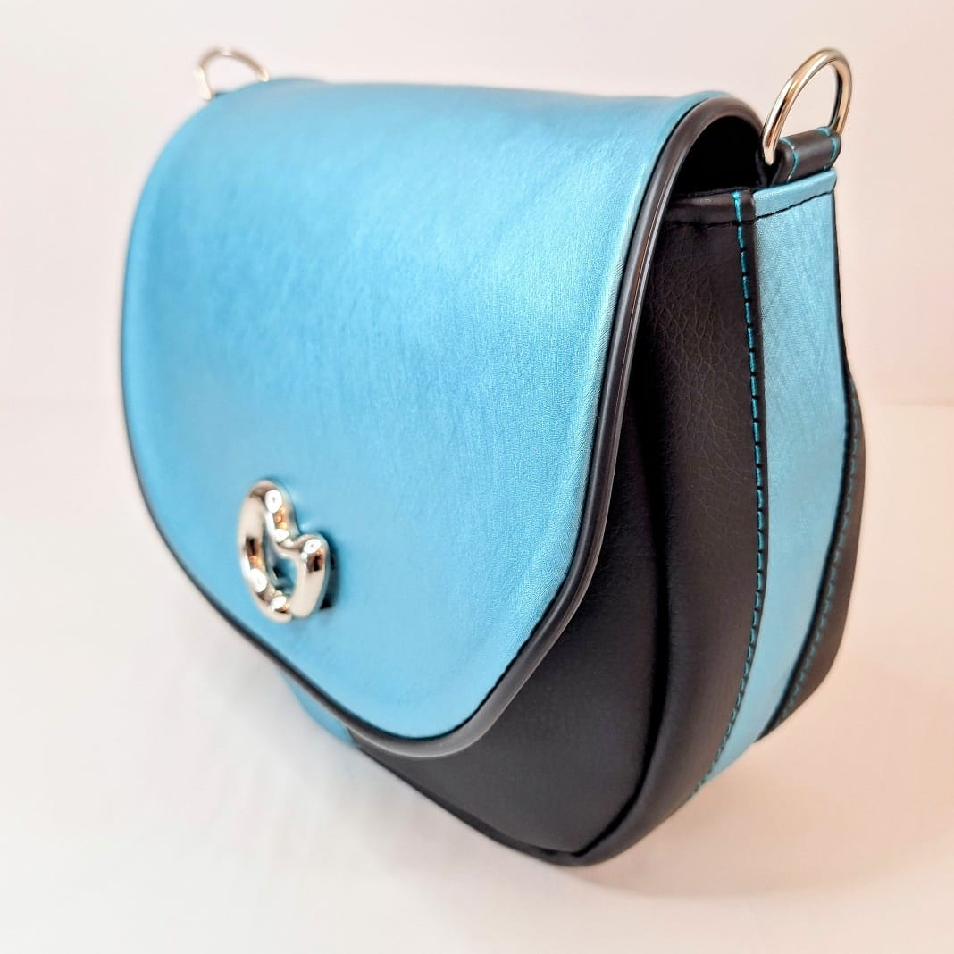 Ice Kiss – Kleine Umhängetasche Damen | Saddle Bag in Eisblau | Kunstleder Tasche mit silbernem Herzverschluss
