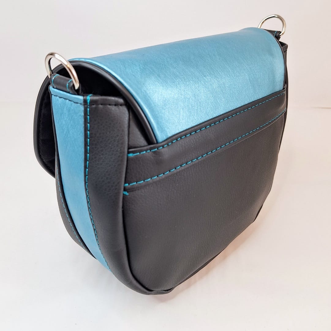 Ice Kiss – Kleine Umhängetasche Damen | Saddle Bag in Eisblau | Kunstleder Tasche mit silbernem Herzverschluss