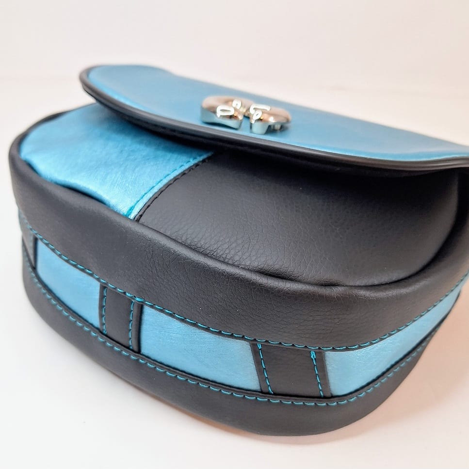 Ice Kiss – Kleine Umhängetasche Damen | Saddle Bag in Eisblau | Kunstleder Tasche mit silbernem Herzverschluss