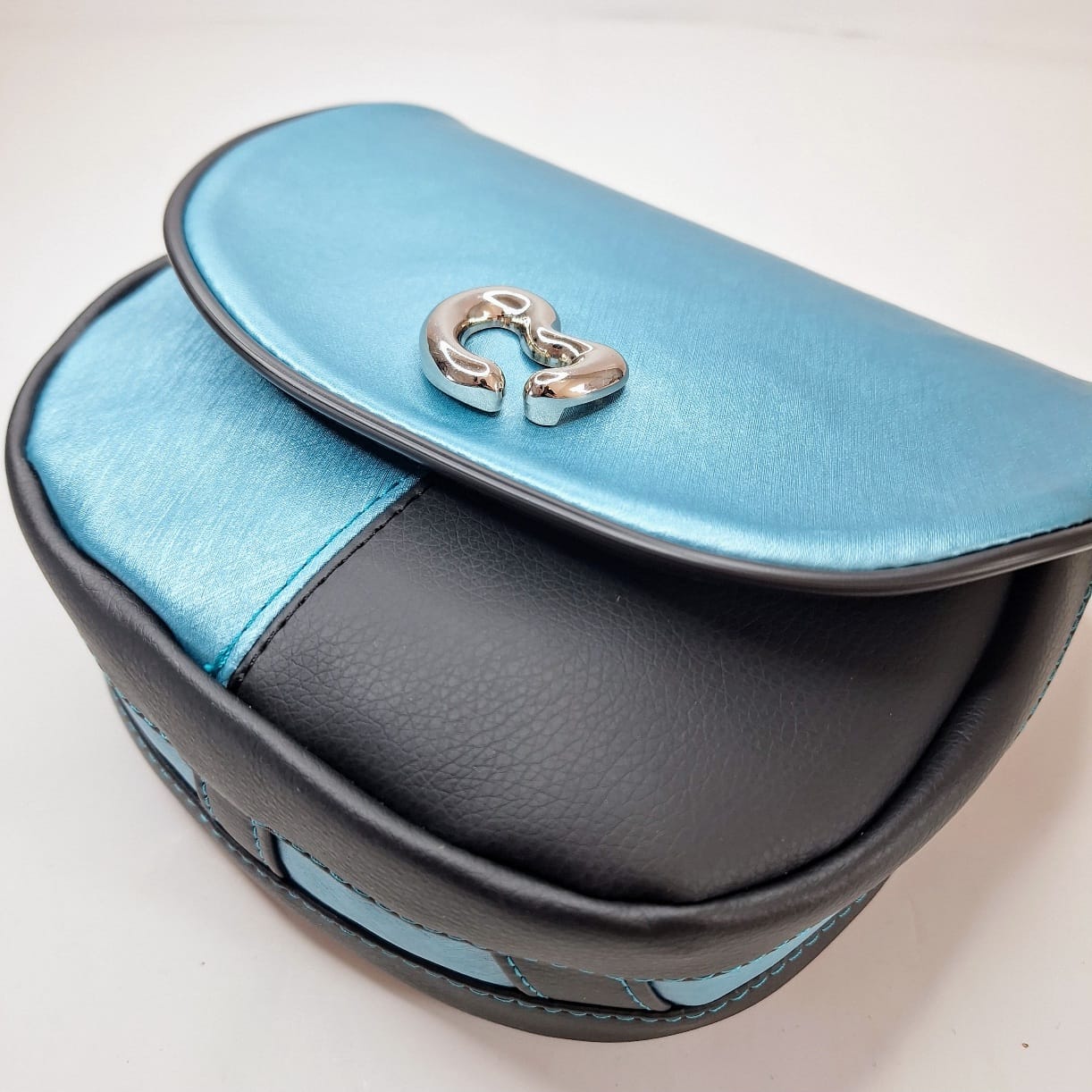 Ice Kiss – Kleine Umhängetasche Damen | Saddle Bag in Eisblau | Kunstleder Tasche mit silbernem Herzverschluss