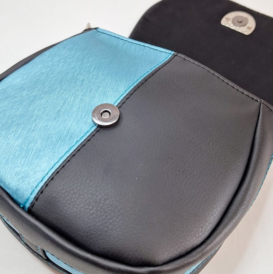 Ice Kiss – Kleine Umhängetasche Damen | Saddle Bag in Eisblau | Kunstleder Tasche mit silbernem Herzverschluss