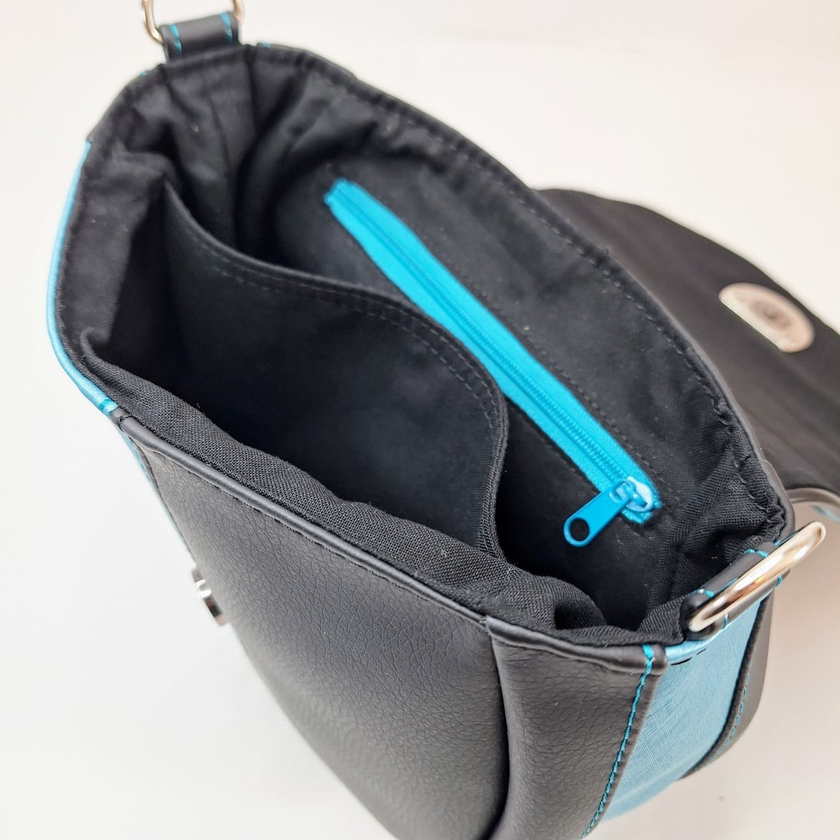 Ice Kiss – Kleine Umhängetasche Damen | Saddle Bag in Eisblau | Kunstleder Tasche mit silbernem Herzverschluss