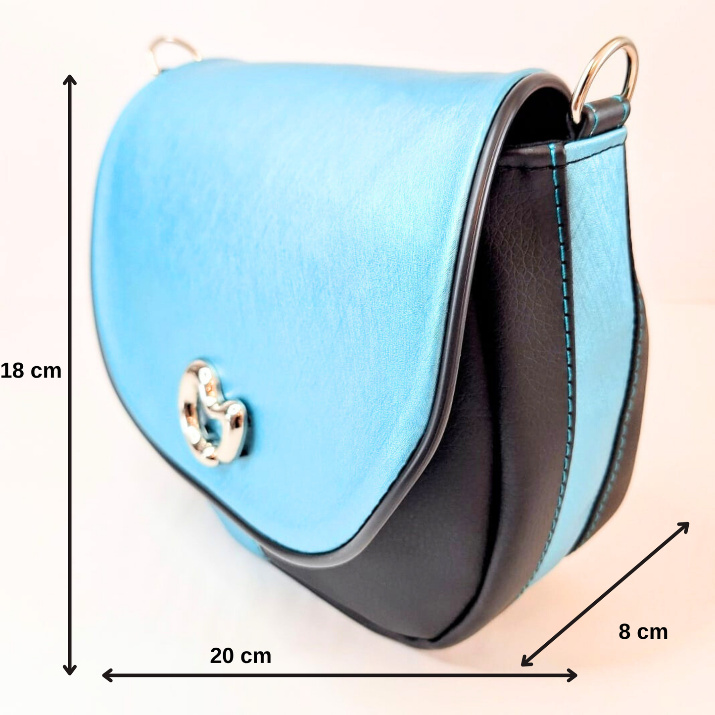 Ice Kiss – Kleine Umhängetasche Damen | Saddle Bag in Eisblau | Kunstleder Tasche mit silbernem Herzverschluss