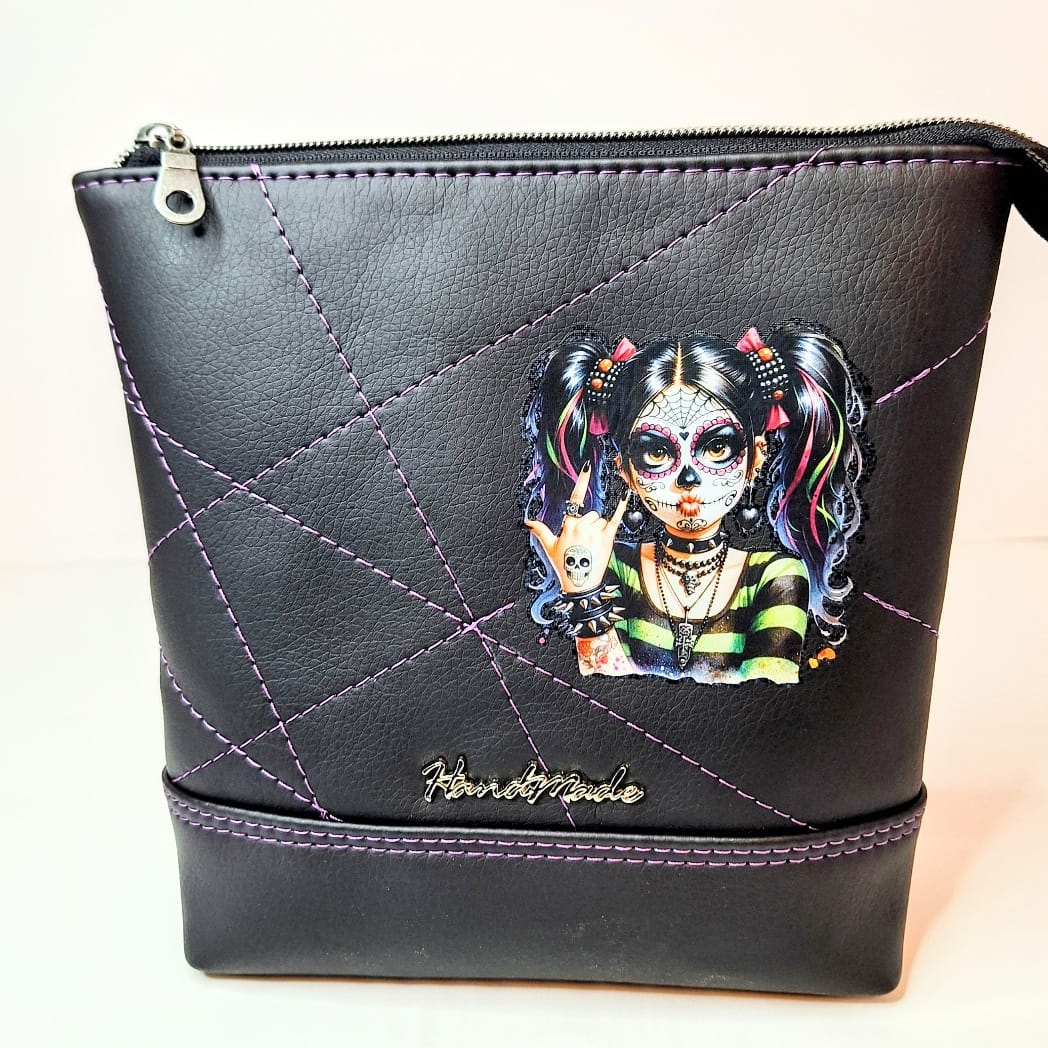Kosmetiktasche Pretty Rebel – Kosmetiktasche aus Kunstleder | Kulturbeutel mit Gothic-Motiv & Baumwollfutter | Handmade