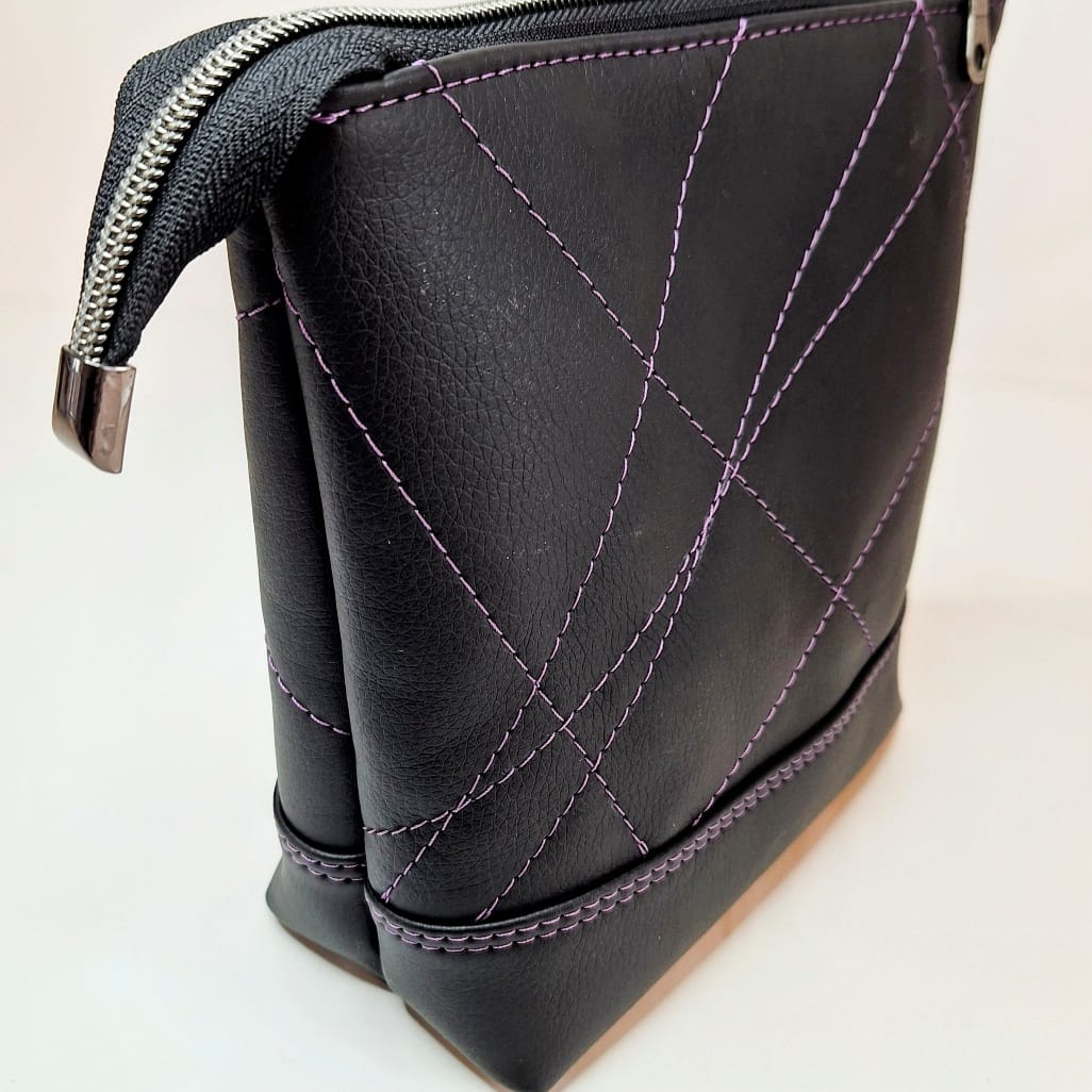 Kosmetiktasche Pretty Rebel – Kosmetiktasche aus Kunstleder | Kulturbeutel mit Gothic-Motiv & Baumwollfutter | Handmade
