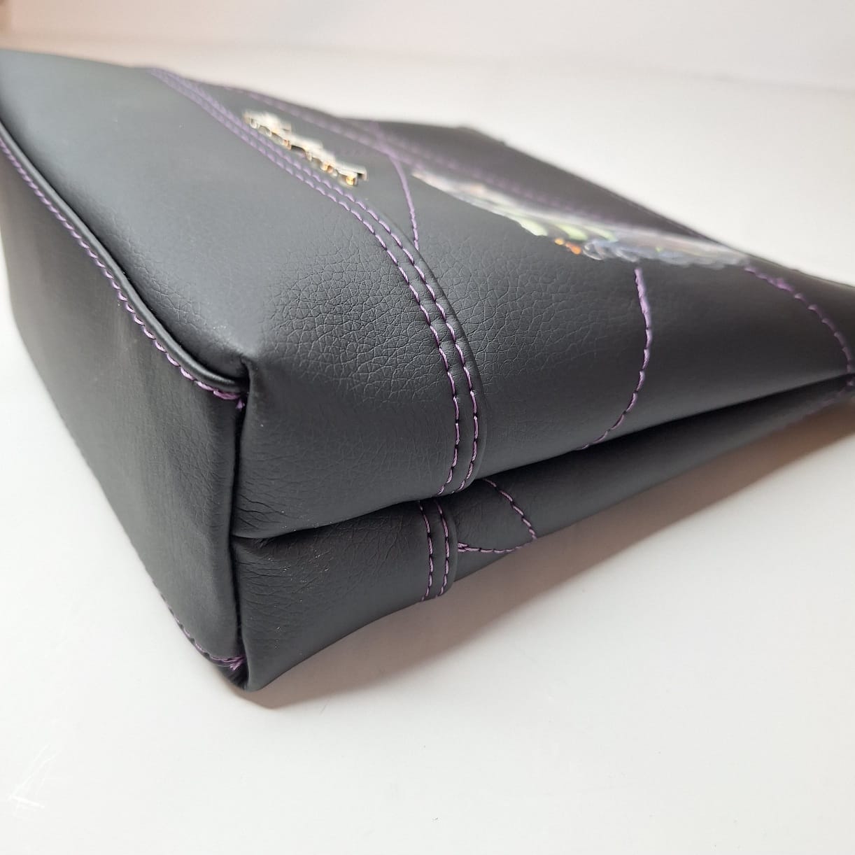 Kosmetiktasche Pretty Rebel – Kosmetiktasche aus Kunstleder | Kulturbeutel mit Gothic-Motiv & Baumwollfutter | Handmade