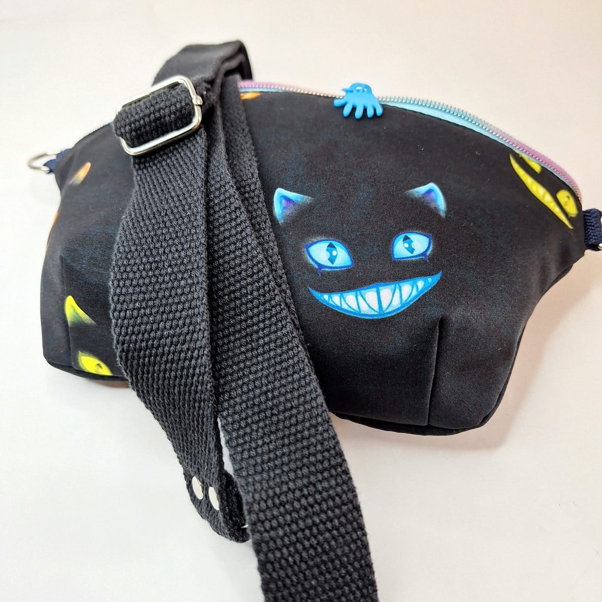 Grinsekatze – Kleine Bauchtasche aus Softshell | Hüfttasche mit Regenbogenreißverschluss & Katzenprint
