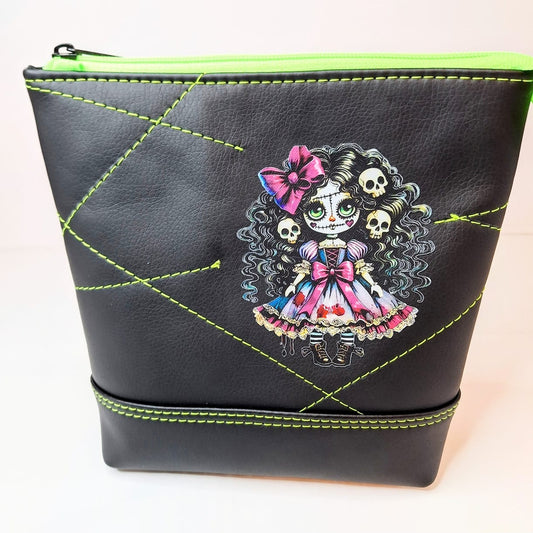 Kosmetiktasche Deadly Doll – Kosmetiktasche aus Kunstleder | Schminktasche mit Gothic-Doll-Motiv | Handmade mit Baumwollfutter