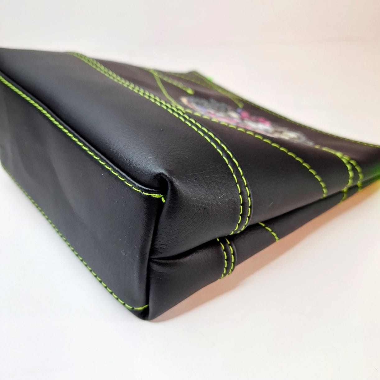 Kosmetiktasche Deadly Doll – Kosmetiktasche aus Kunstleder | Schminktasche mit Gothic-Doll-Motiv | Handmade mit Baumwollfutter