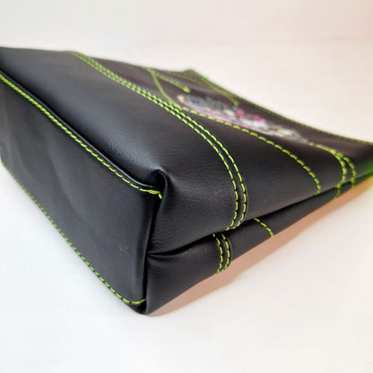 Kosmetiktasche Deadly Doll – Kosmetiktasche aus Kunstleder | Schminktasche mit Gothic-Doll-Motiv | Handmade mit Baumwollfutter