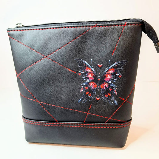 Kosmetiktasche Heartwing – Kosmetiktasche aus Kunstleder | Schwarze Schminktasche mit Schmetterlingsmotiv & roter Naht | Handmade