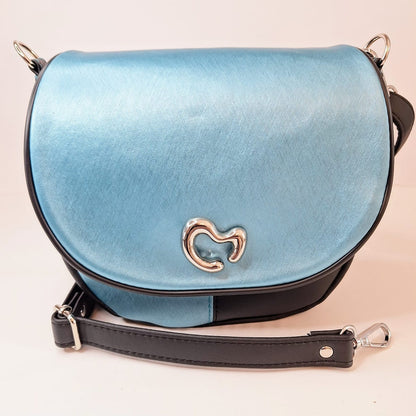 Ice Kiss – Kleine Umhängetasche Damen | Saddle Bag in Eisblau | Kunstleder Tasche mit silbernem Herzverschluss