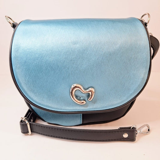 Ice Kiss – Kleine Umhängetasche Damen | Saddle Bag in Eisblau | Kunstleder Tasche mit silbernem Herzverschluss