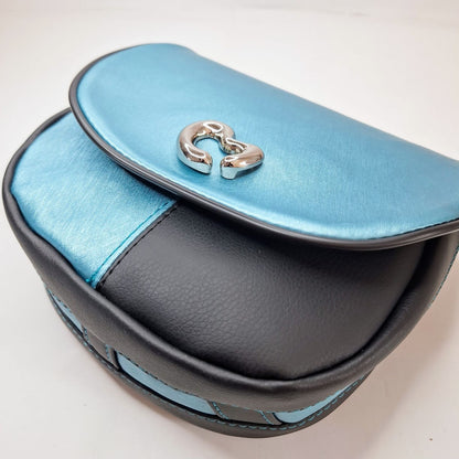 Ice Kiss – Kleine Umhängetasche Damen | Saddle Bag in Eisblau | Kunstleder Tasche mit silbernem Herzverschluss