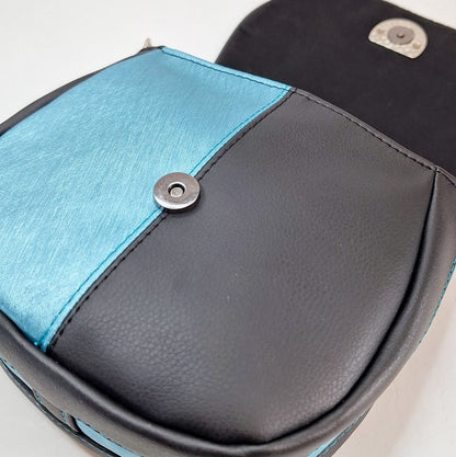 Ice Kiss – Kleine Umhängetasche Damen | Saddle Bag in Eisblau | Kunstleder Tasche mit silbernem Herzverschluss