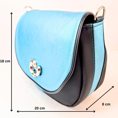 Ice Kiss – Kleine Umhängetasche Damen | Saddle Bag in Eisblau | Kunstleder Tasche mit silbernem Herzverschluss