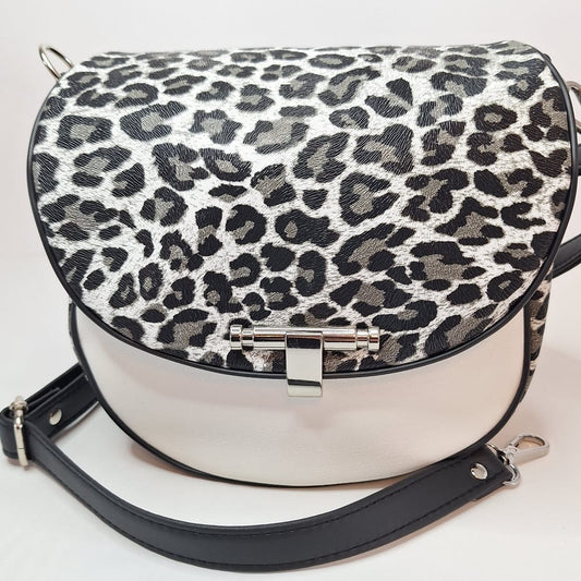 Miss Savage – Kleine Umhängetasche Damen | Saddle Bag mit Leopardenmuster | Kunstleder Tasche mit Silberverschluss