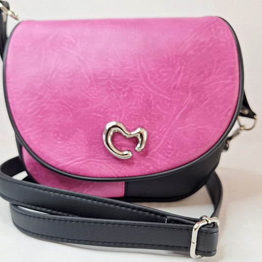 Pink Kiss – Kleine Umhängetasche Damen | Saddle Bag in Pink | Kunstleder Tasche mit silbernem Herzverschluss