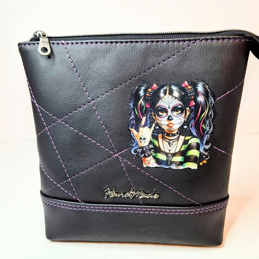Kosmetiktasche Pretty Rebel – Kosmetiktasche aus Kunstleder | Kulturbeutel mit Gothic-Motiv & Baumwollfutter | Handmade