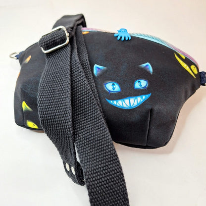 Grinsekatze – Kleine Bauchtasche aus Softshell | Hüfttasche mit Regenbogenreißverschluss & Katzenprint